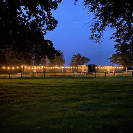 Ormesby Saint Michael The Shepherds Huts & The Well Lodge At Ormesby Manor المظهر الخارجي الصورة