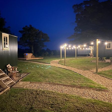 Ormesby Saint Michael The Shepherds Huts & The Well Lodge At Ormesby Manor المظهر الخارجي الصورة