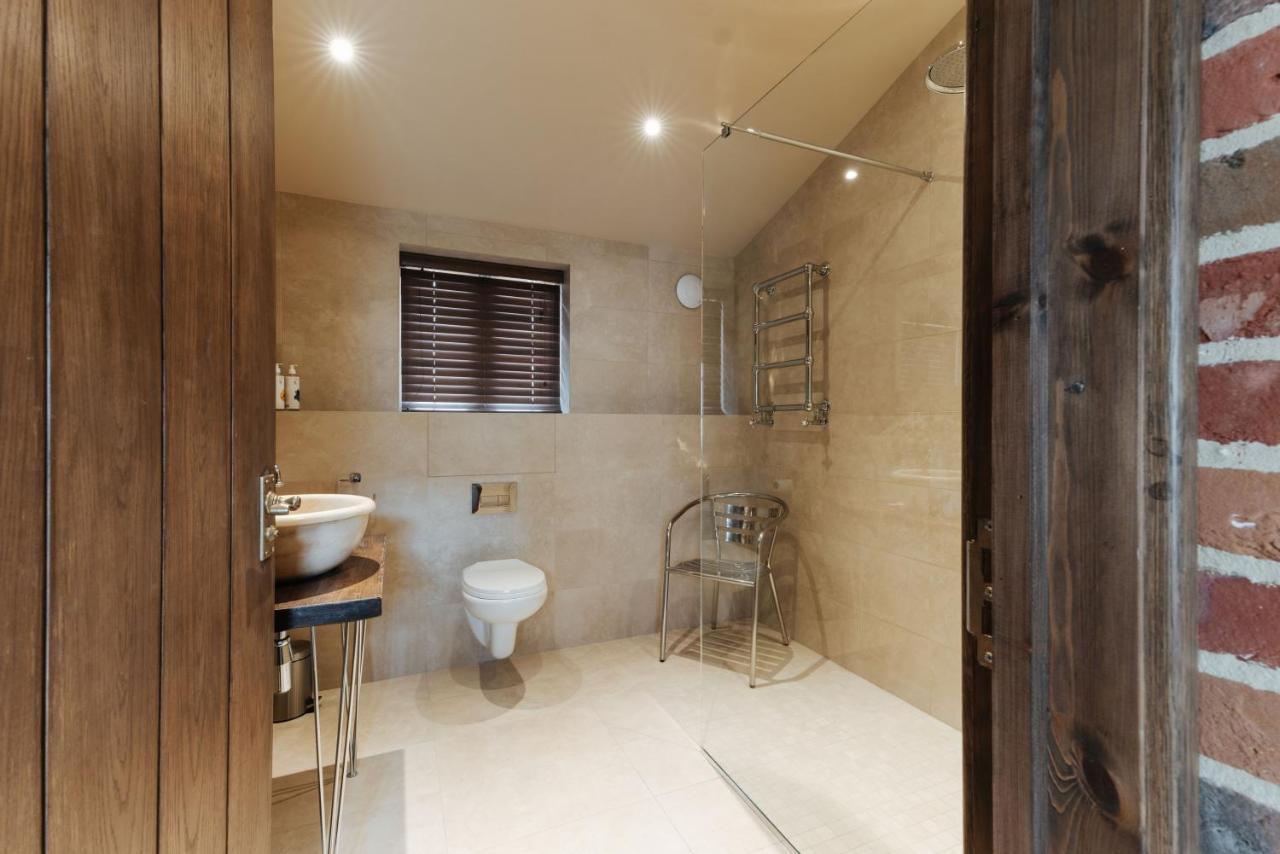 Ormesby Saint Michael The Shepherds Huts & The Well Lodge At Ormesby Manor المظهر الخارجي الصورة