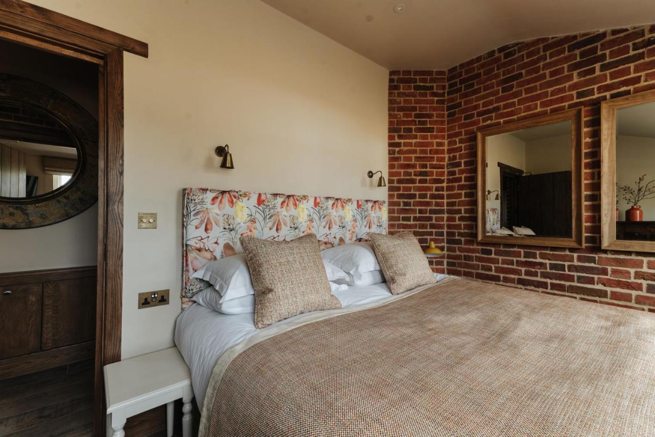Ormesby Saint Michael The Shepherds Huts & The Well Lodge At Ormesby Manor المظهر الخارجي الصورة