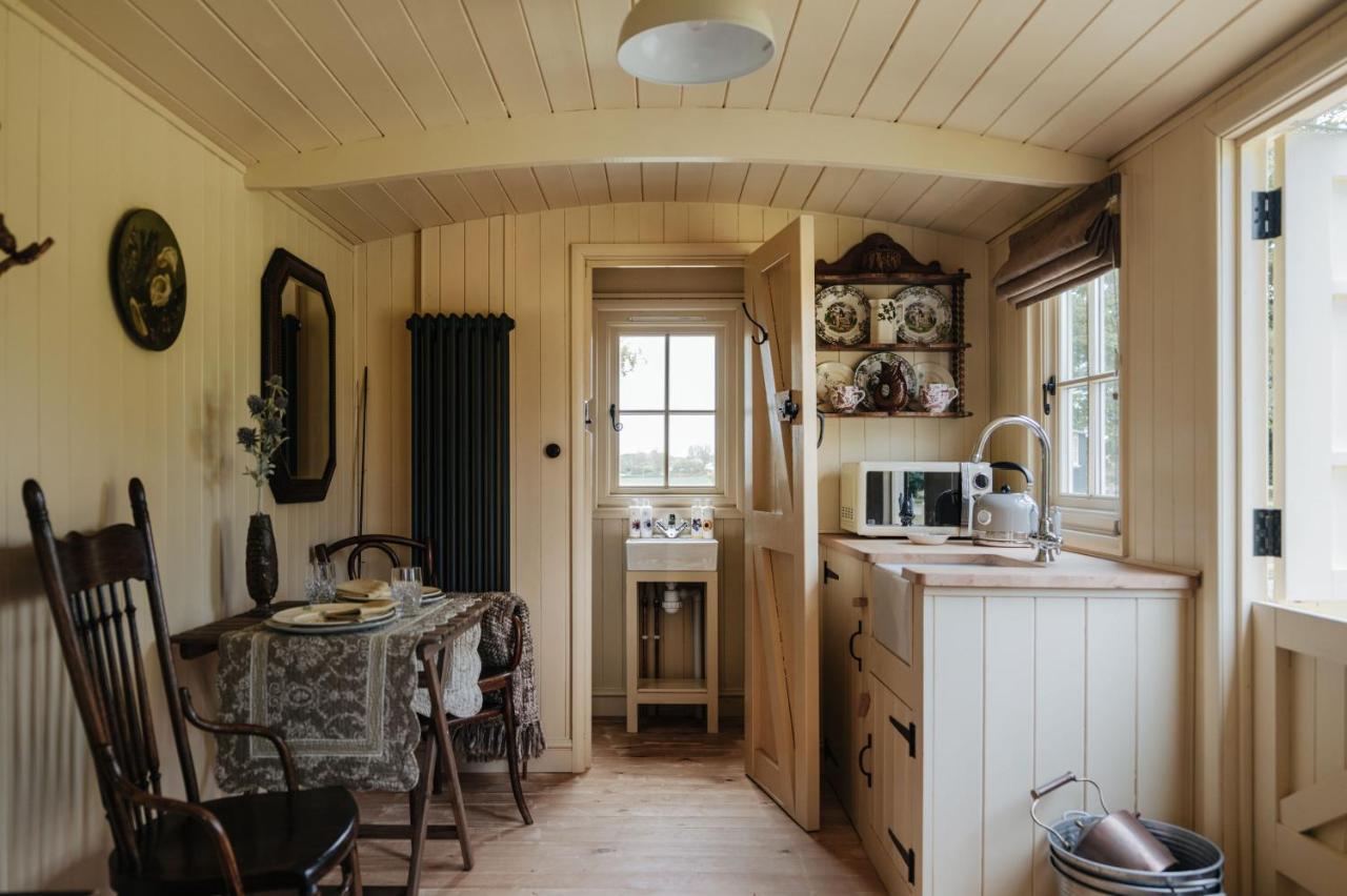 Ormesby Saint Michael The Shepherds Huts & The Well Lodge At Ormesby Manor المظهر الخارجي الصورة