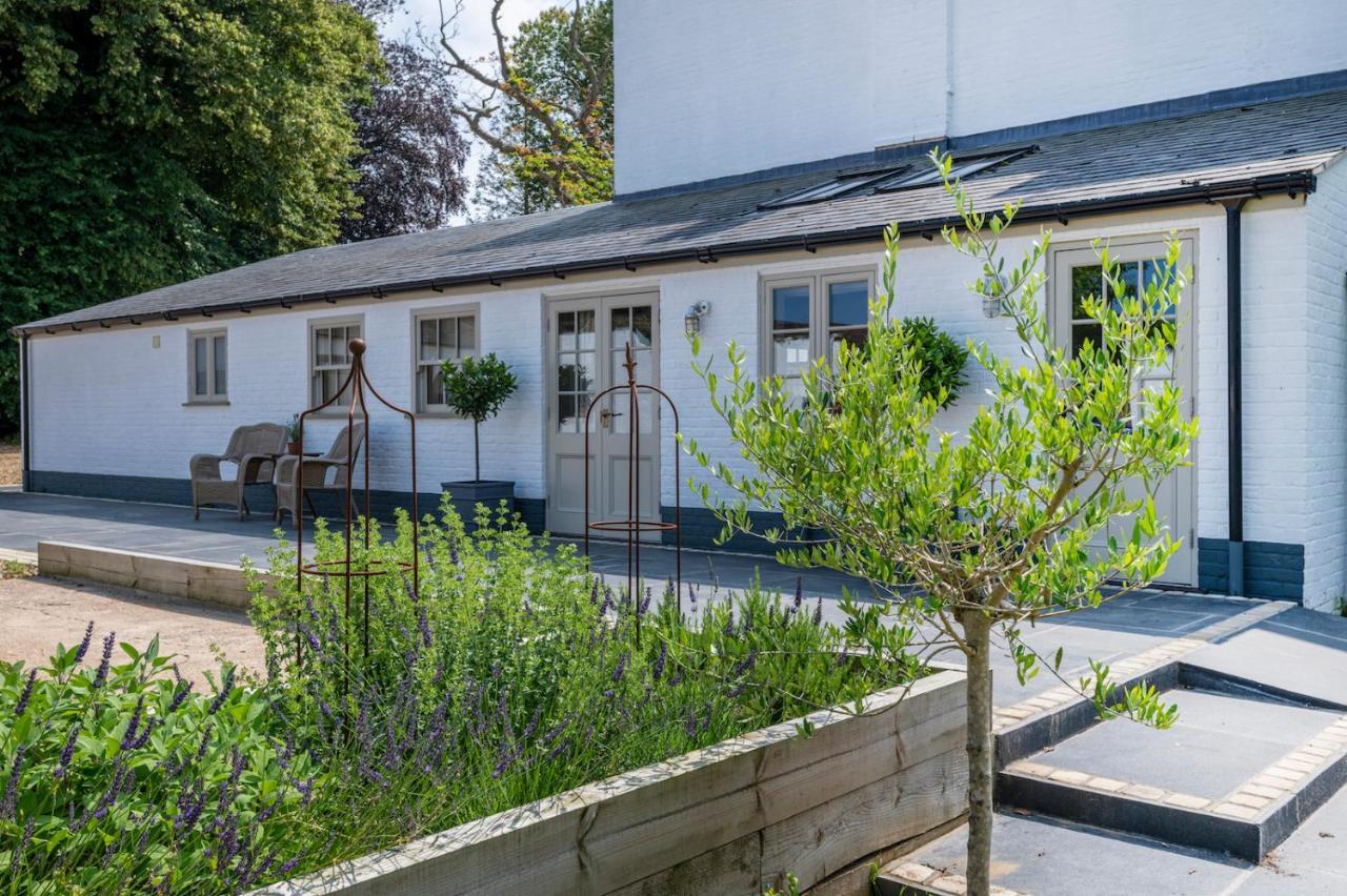 Ormesby Saint Michael The Shepherds Huts & The Well Lodge At Ormesby Manor المظهر الخارجي الصورة