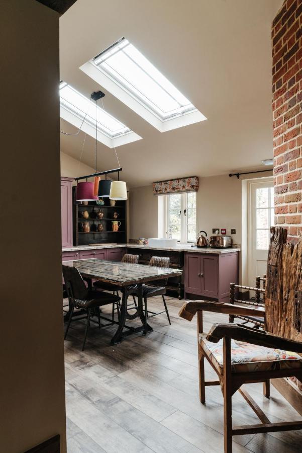 Ormesby Saint Michael The Shepherds Huts & The Well Lodge At Ormesby Manor المظهر الخارجي الصورة