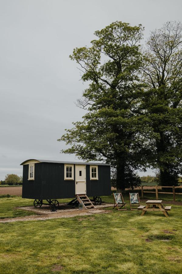 Ormesby Saint Michael The Shepherds Huts & The Well Lodge At Ormesby Manor المظهر الخارجي الصورة