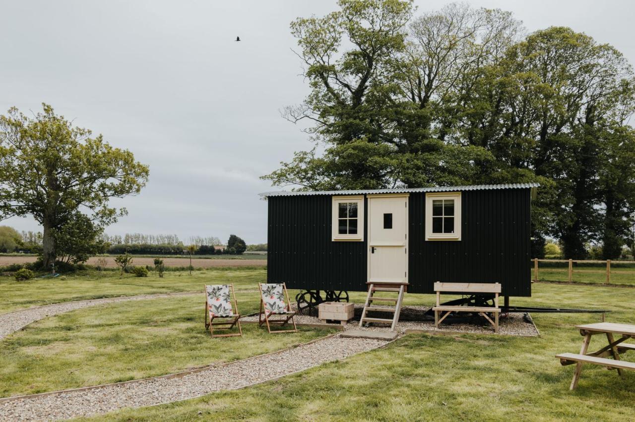 Ormesby Saint Michael The Shepherds Huts & The Well Lodge At Ormesby Manor المظهر الخارجي الصورة