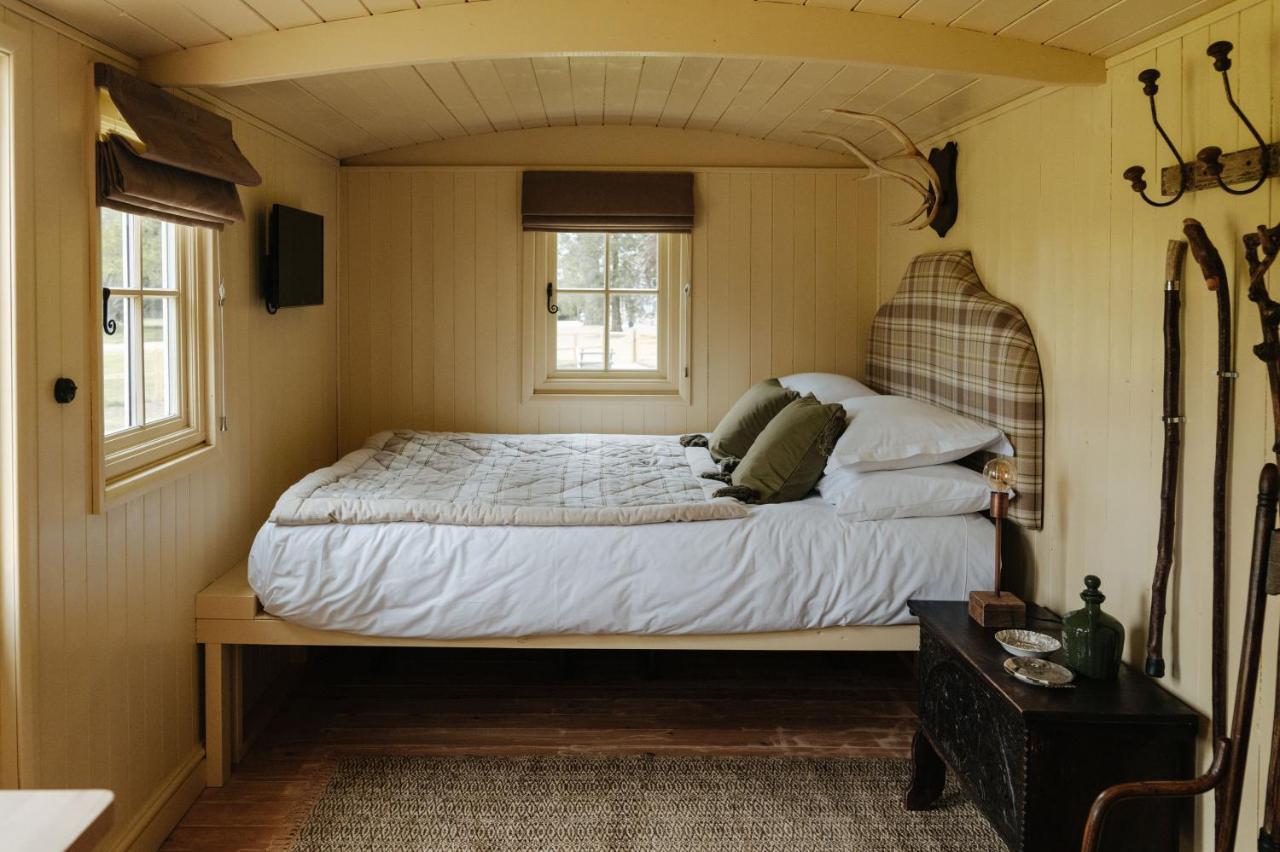 Ormesby Saint Michael The Shepherds Huts & The Well Lodge At Ormesby Manor المظهر الخارجي الصورة