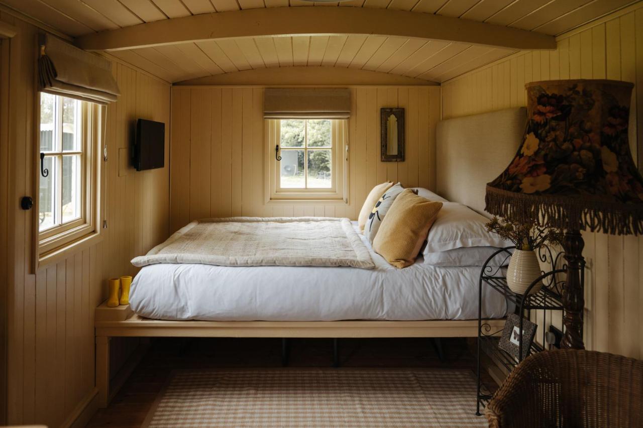 Ormesby Saint Michael The Shepherds Huts & The Well Lodge At Ormesby Manor المظهر الخارجي الصورة
