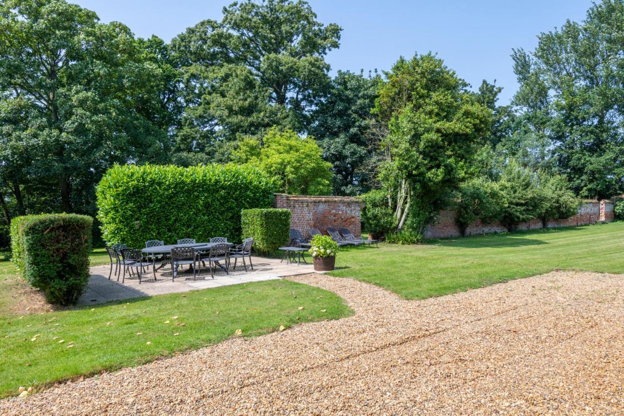 Ormesby Saint Michael The Shepherds Huts & The Well Lodge At Ormesby Manor المظهر الخارجي الصورة