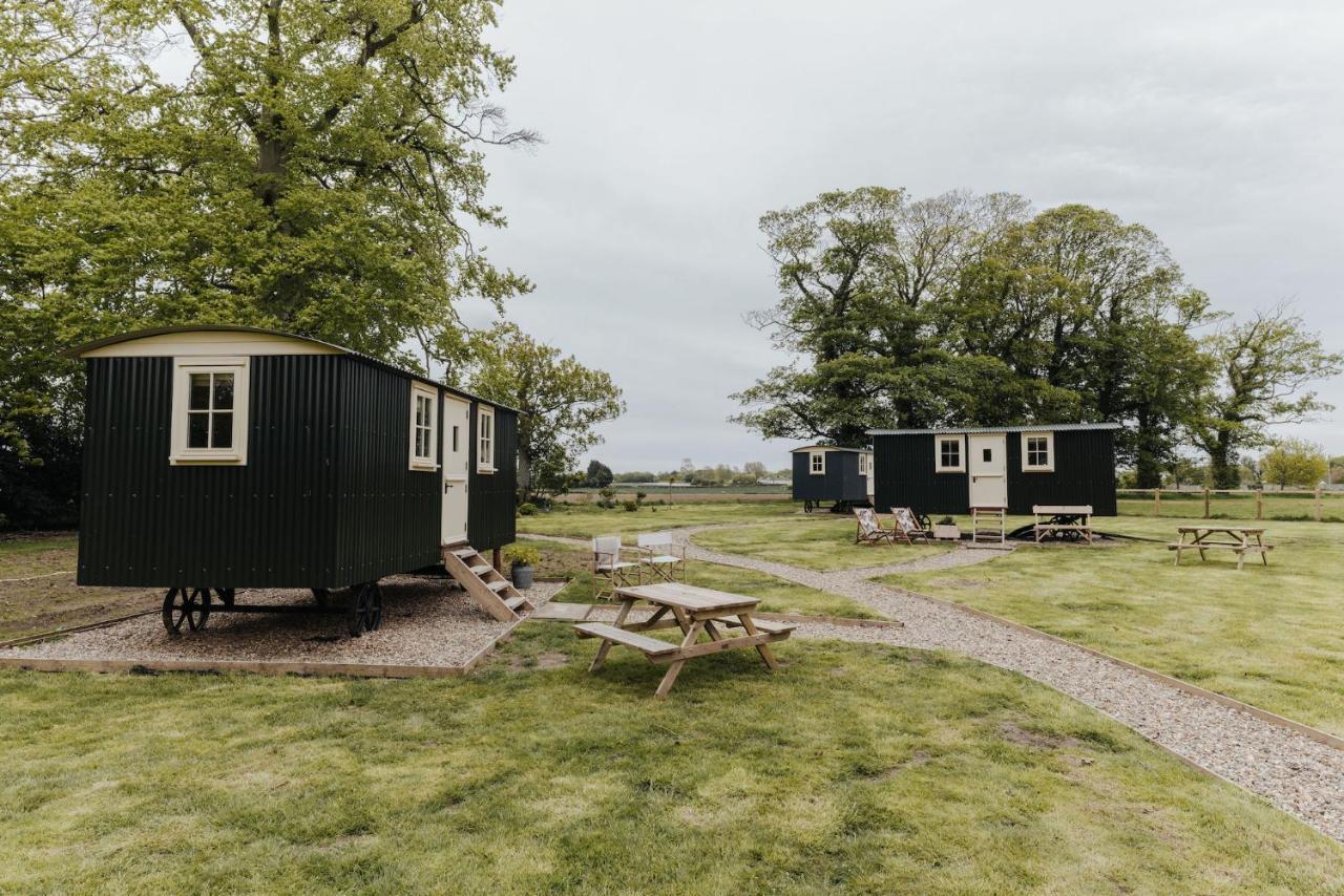 Ormesby Saint Michael The Shepherds Huts & The Well Lodge At Ormesby Manor المظهر الخارجي الصورة