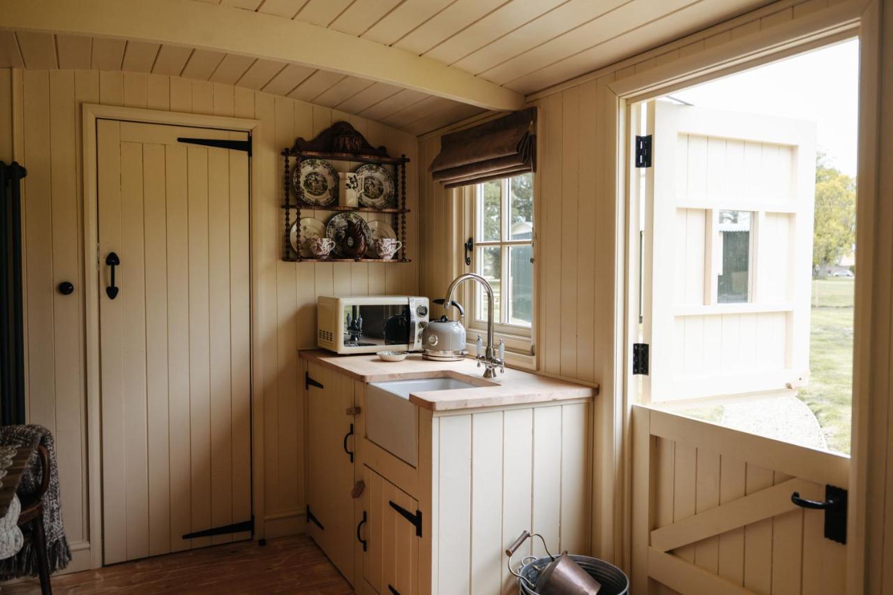 Ormesby Saint Michael The Shepherds Huts & The Well Lodge At Ormesby Manor المظهر الخارجي الصورة
