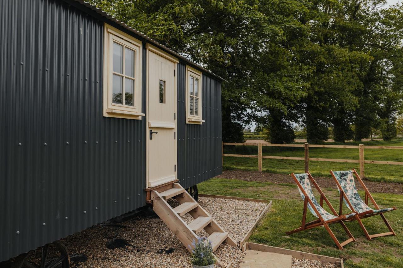 Ormesby Saint Michael The Shepherds Huts & The Well Lodge At Ormesby Manor المظهر الخارجي الصورة