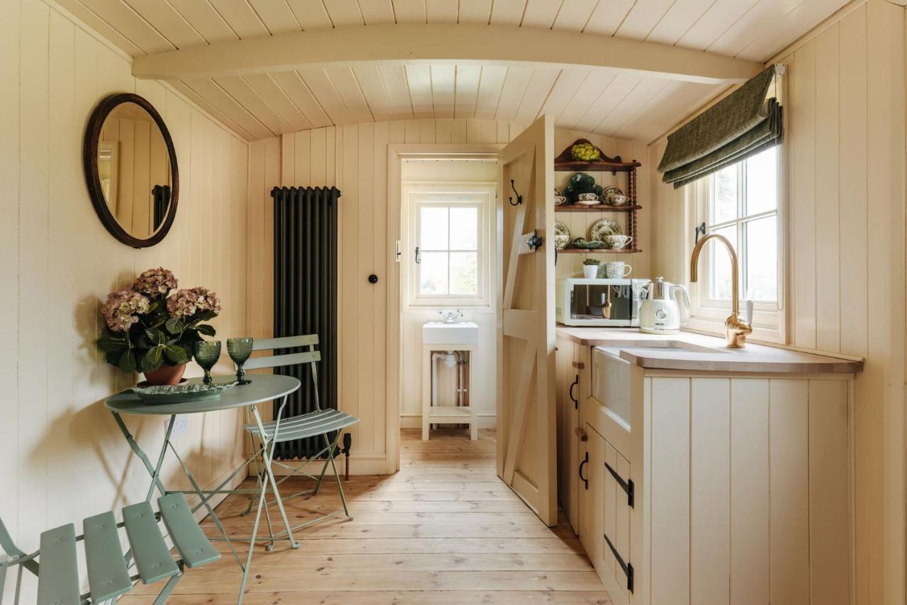 Ormesby Saint Michael The Shepherds Huts & The Well Lodge At Ormesby Manor المظهر الخارجي الصورة