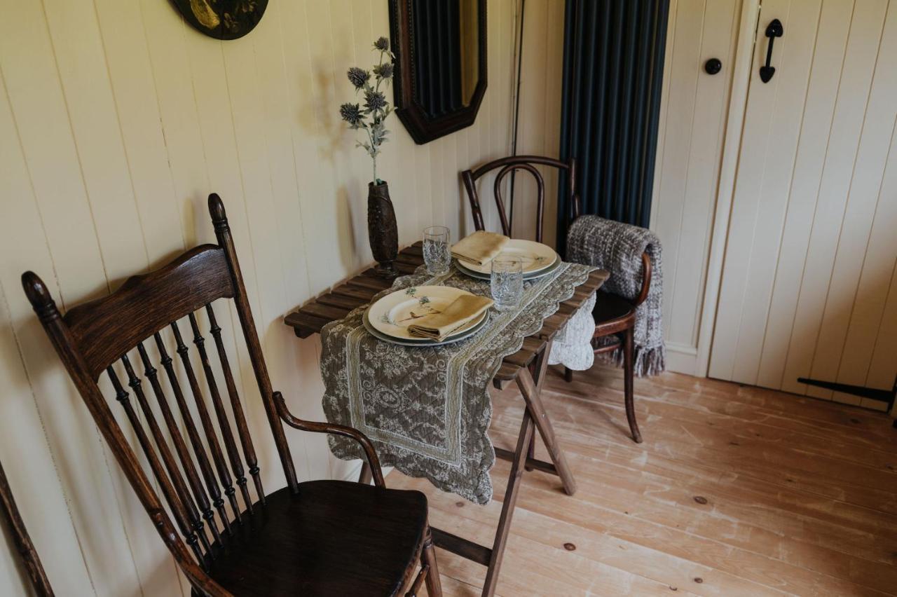 Ormesby Saint Michael The Shepherds Huts & The Well Lodge At Ormesby Manor المظهر الخارجي الصورة