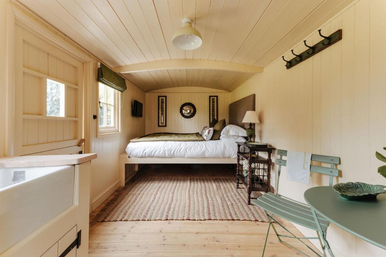 Ormesby Saint Michael The Shepherds Huts & The Well Lodge At Ormesby Manor المظهر الخارجي الصورة
