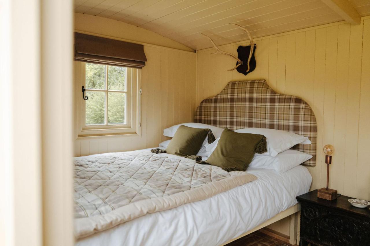 Ormesby Saint Michael The Shepherds Huts & The Well Lodge At Ormesby Manor المظهر الخارجي الصورة