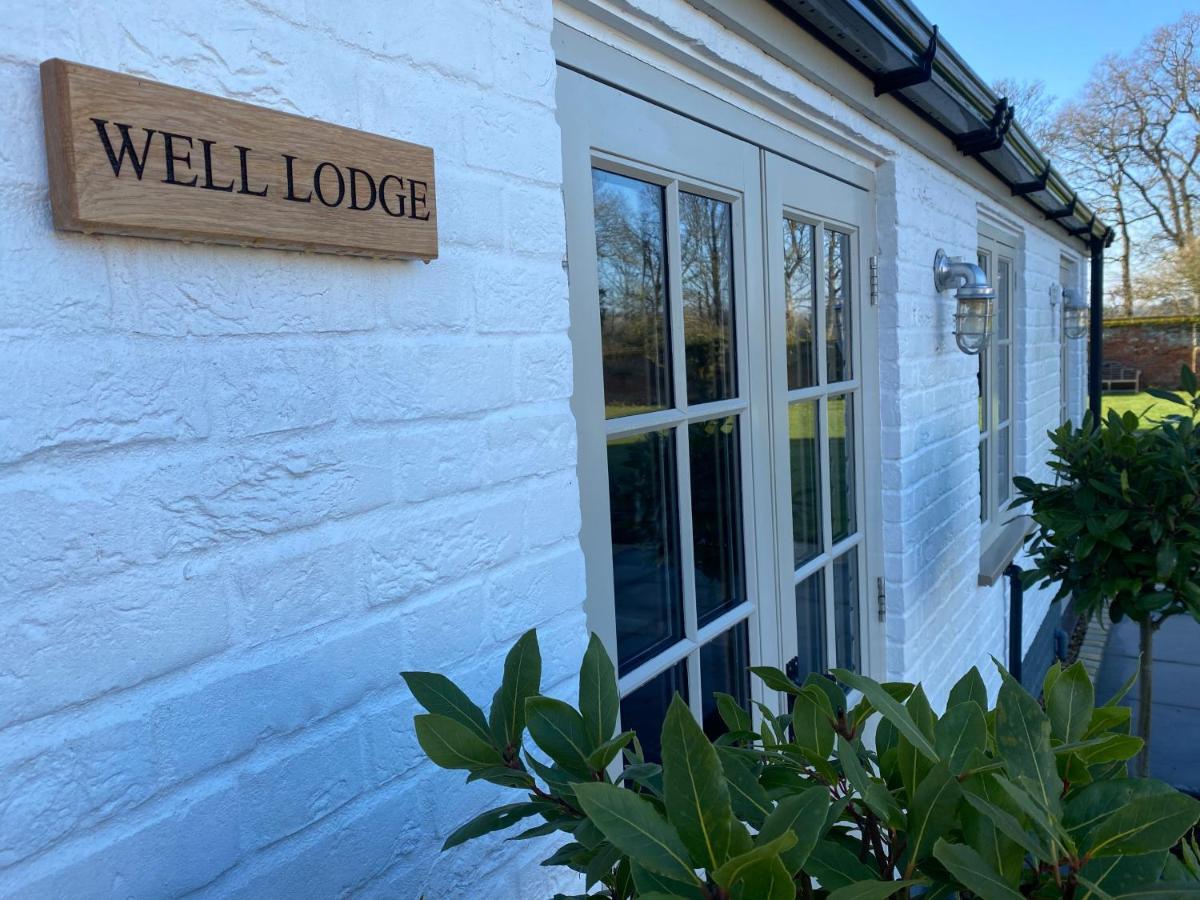 Ormesby Saint Michael The Shepherds Huts & The Well Lodge At Ormesby Manor المظهر الخارجي الصورة