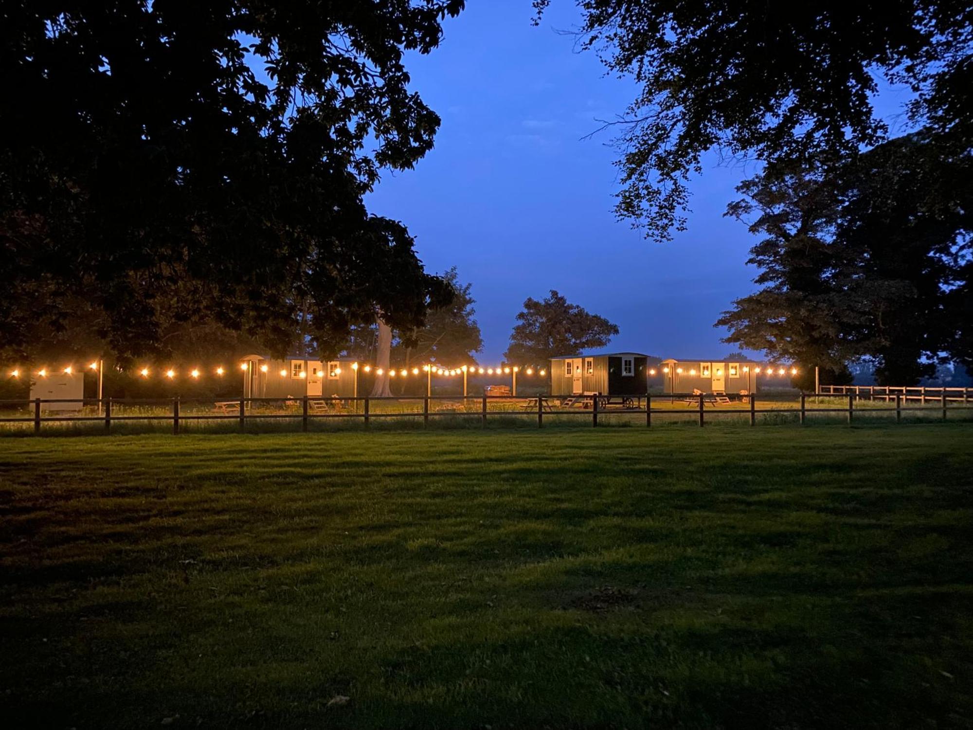 Ormesby Saint Michael The Shepherds Huts & The Well Lodge At Ormesby Manor المظهر الخارجي الصورة