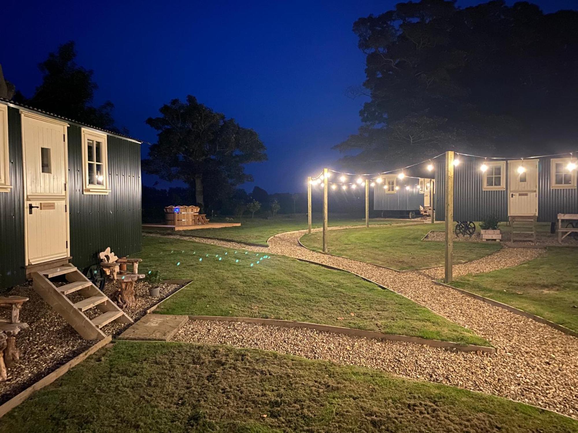 Ormesby Saint Michael The Shepherds Huts & The Well Lodge At Ormesby Manor المظهر الخارجي الصورة